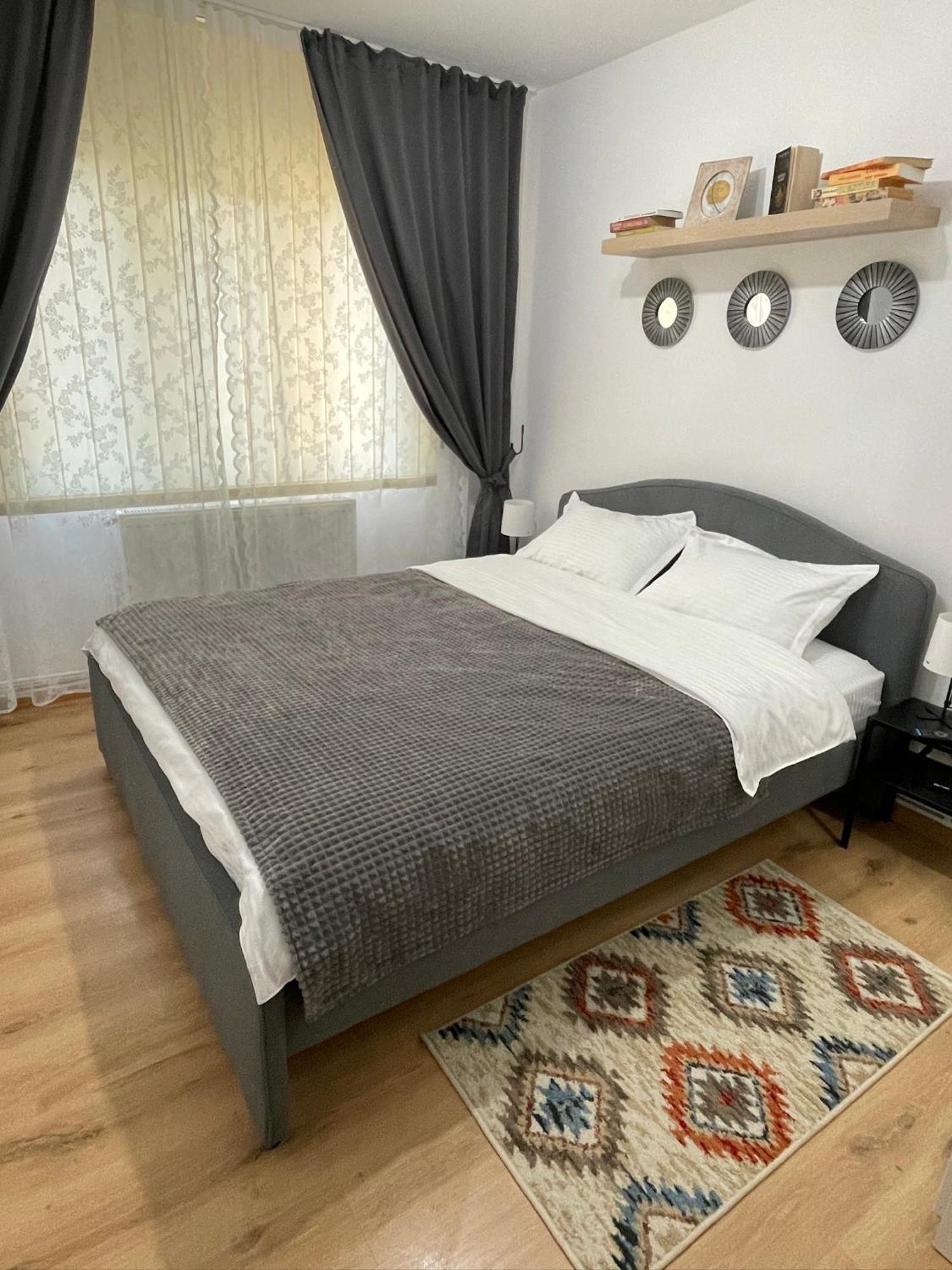 Apartament Cina Husi Екстер'єр фото